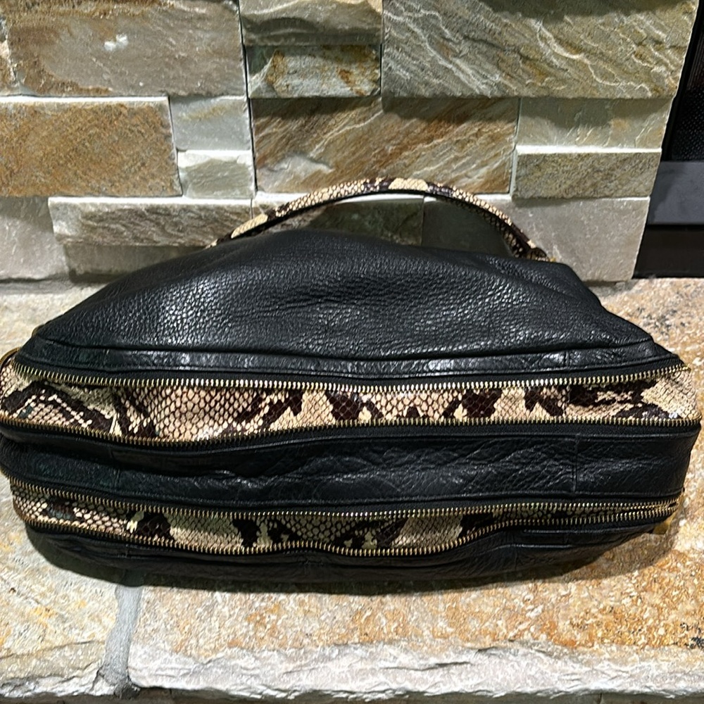 Like new Tory Burch, black pebbles leather shoulder bag- with snake skin handle - Picture 5 of 13